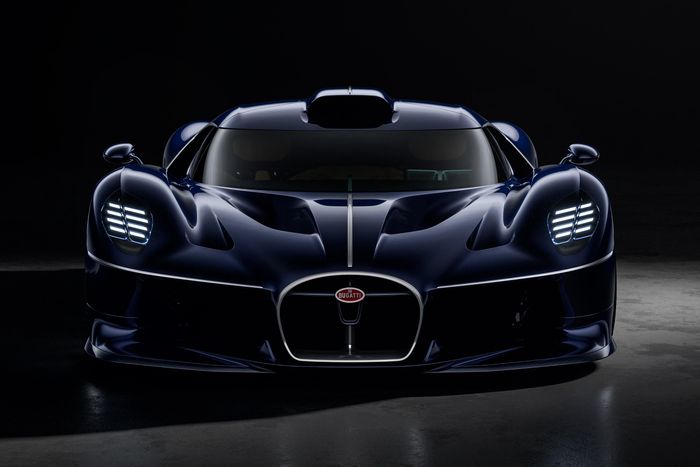  Bugatti Destrier được lấy cảm hứng từ các huyền thoại của thương hiệu như Type 57G hay Type 57C "Tank" hay Type 57SC Atlantic. Lưới tản nhiệt móng ngựa của siêu xe này có kích thước lớn hơn cả Bugatti Bolide. 