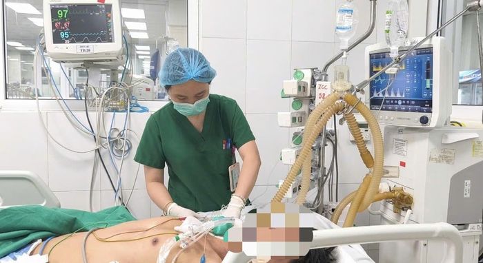 Bác sĩ thăm khám cho bệnh nhân. Ảnh: BVCC.