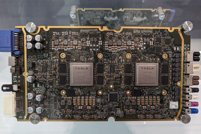  Để hỗ trợ dự án, SpaceX cũng đã hợp tác với Intel từ đầu năm nay. Intel đang nỗ lực mở rộng mảng sản xuất chip theo hợp đồng như một phần trong chiến lược tái cơ cấu hoạt động kinh doanh. 