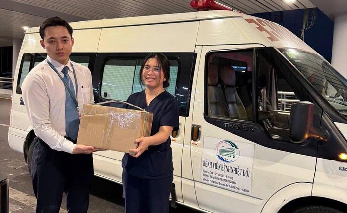 Bệnh viện Bệnh Nhiệt đới nhận thuốc từ sân bay Tân Sơn Nhất để chuyển về ngay trong đêm. Ảnh: BVCC.