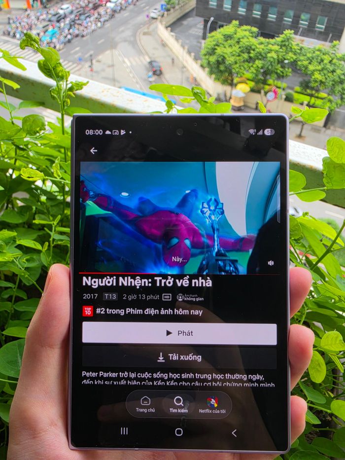 Tỷ lệ 10:16 của Galaxy Z Fold8 giúp việc tìm kiếm danh sách và xem trước trên Netflix bằng một tay trở nên dễ dàng.