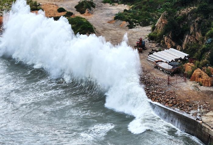  Bộ Tài nguyên Nước Trung Quốc cảnh báo sông Tiền Đường, sông Dũng Giang, sông Tiêu Giang và sông Thủy Dương có thể xảy ra lũ lớn. Mực nước tại các sông nhỏ ở vùng chịu ảnh hưởng nặng nề nhất có thể vượt mức cảnh báo. 