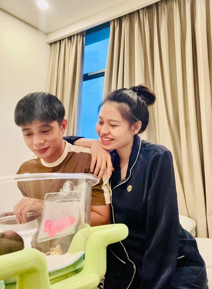 Diễn viên Lê Lộc bên gia đình. Ảnh: FBNV.