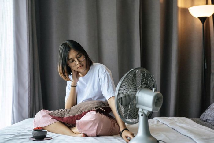 Sử dụng quạt đúng cách giúp cơ thể tản nhiệt khi ngủ, đồng thời hạn chế nguy cơ khô mắt, đau họng và các triệu chứng dị ứng. Ảnh: Magnific.