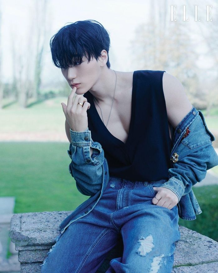 Theo tờ Ten Asia, năm ngoái, trong thời gian quảng bá ca khúc Ice On My Teeth, San được người hâm mộ đặt biệt danh “Đại Công tước phương Bắc” nhờ phong thái lạnh lùng, mạnh mẽ trên sân khấu. Đến đợt quảng bá Bad hiện tại, nam thần tượng tiếp tục có biệt danh mới là “Đại Công tước phương Nam” khi thể hiện hình ảnh mãnh liệt và giàu năng lượng hơn. Cách San liên tục chuyển động cơ thể theo nhịp nhạc kết hợp biểu cảm gương mặt, trở thành chủ đề được bàn luận trên các nền tảng video ngắn. Ảnh: ELLE.