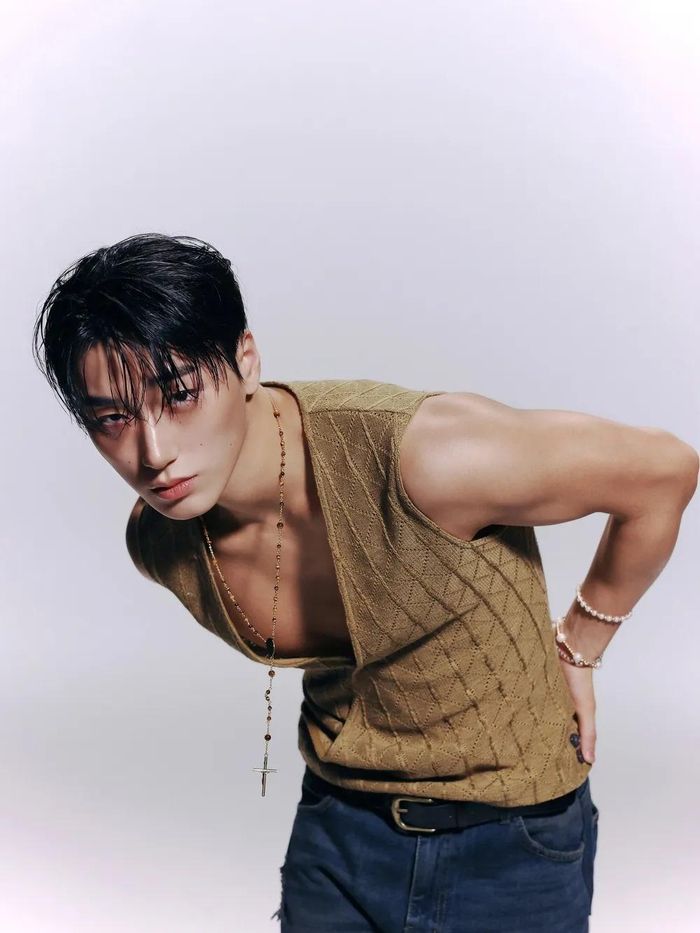 San (tên đầy đủ Choi San) sinh năm 1999, đảm nhận vai trò nhảy chính trong nhóm. Năm 2021, San cùng với Seonghwa, Yunho và Jongho ra mắt với tư cách diễn viên trong bộ phim truyền hình Hàn Quốc Imitation. Anh đóng vai Minsu, một thành viên của nhóm SPARKLING. Ảnh: ELLE.