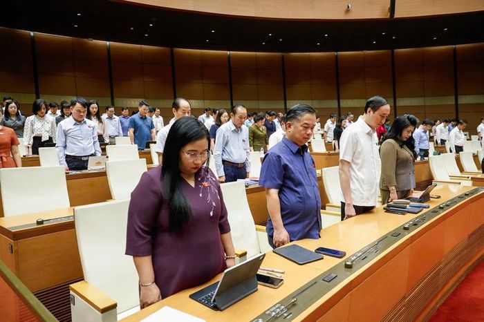 Quốc hội dành phút mặc niệm Chủ tịch Quốc hội Lào Saysomphone Phomvihane