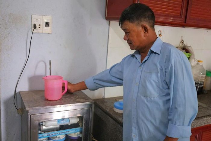 Người dân đầu tư thêm thiết bị lọc để xử lý cặn và phèn trong nước máy