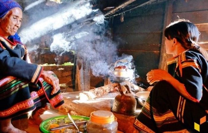Người Ê Đê chuẩn bị món vếch trong căn bếp đơn sơ