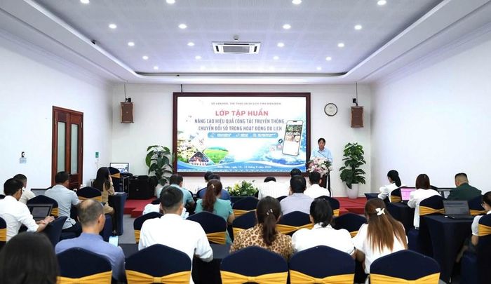 Ông Nguyễn Hoàng Hiệp, Phó Giám đốc Sở VHTTDL tỉnh Điện Biên phát biểu tại lớp tập huấn