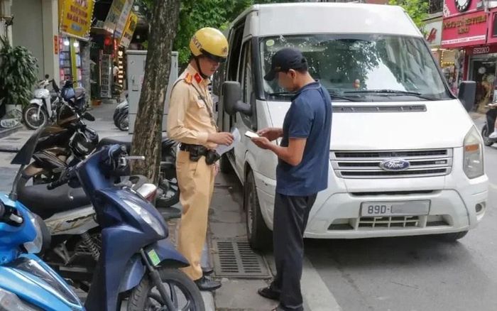 CSGT Hà Nội xử lý nghiêm ô tô dừng, đỗ sai quy định trên các tuyến phố trung tâm. Ảnh minh họa: Công an TP Hà Nội