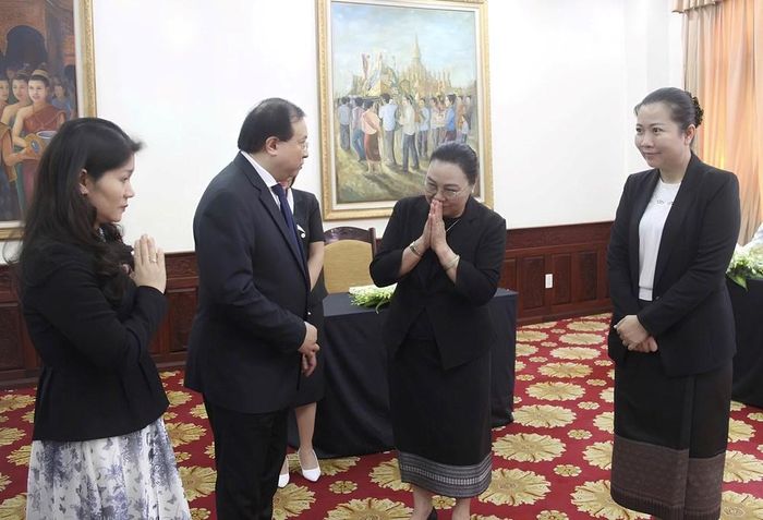 Thứ trưởng Tạ Quang Đông gửi lời chia buồn tới Đại sứ Khamphao Ernthavanh