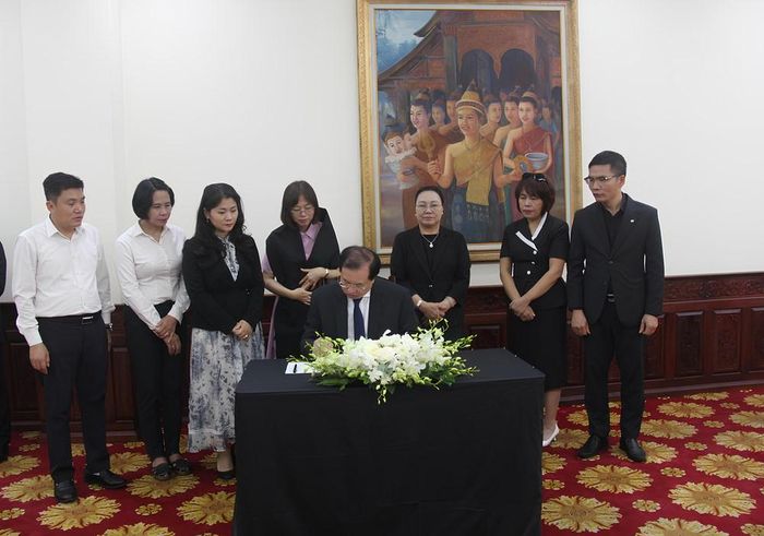 Thứ trưởng Tạ Quang Đông ghi sổ tang