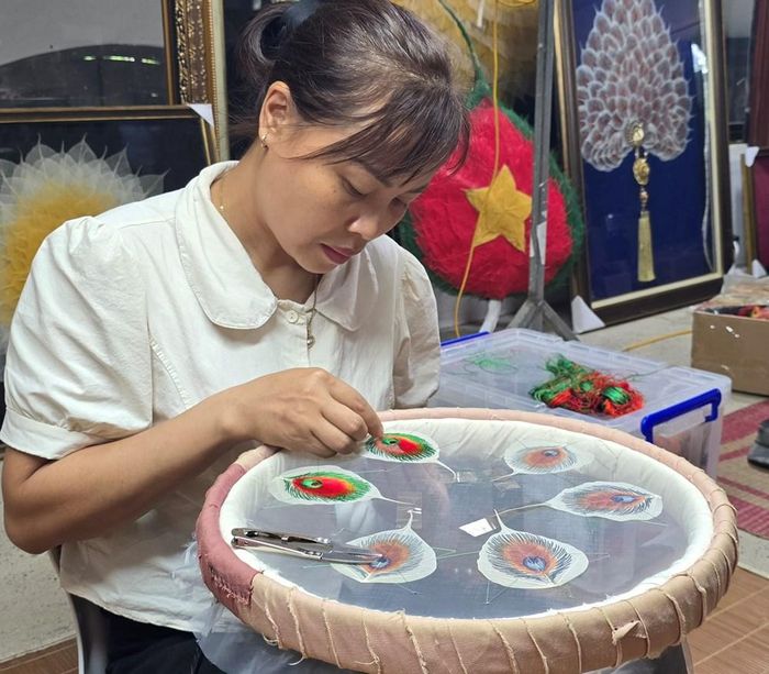 Từ sự khéo léo của người dân, những sản phẩm từ lá bồ đề được nâng tầm giá trị