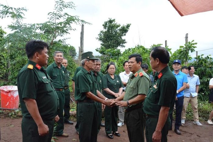 Thiếu tướng Rah Lan Lâm thăm hỏi, động viên các cựu chiến binh