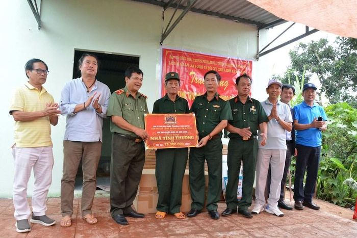 Cựu chiến binh Phạm Đăng Trường đón nhận căn nhà nghĩa tình