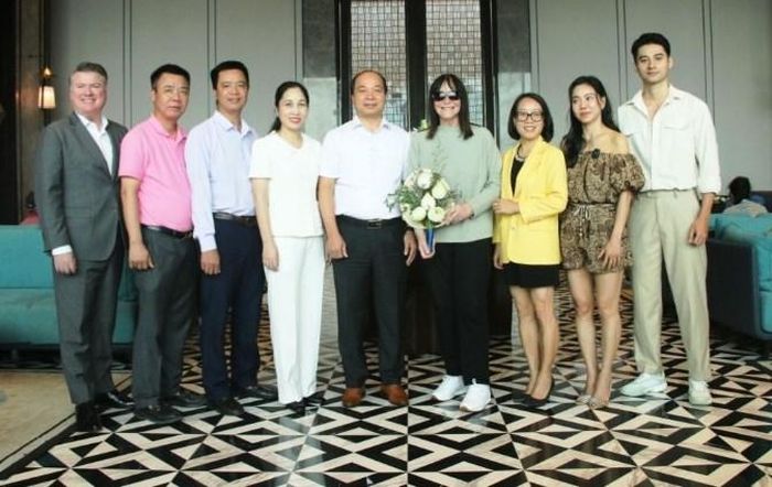 Đại diện lãnh đạo tỉnh Quảng Ninh và Ban Tổ chức Miss World Việt Nam chào đón Chủ tịch Miss World Julia Morley