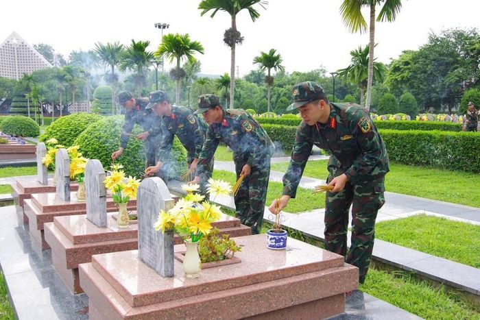 Cán bộ chiến sĩ dâng hương tại các phần mộ liệt sĩ trong Nghĩa trang liệt sĩ quốc gia A1