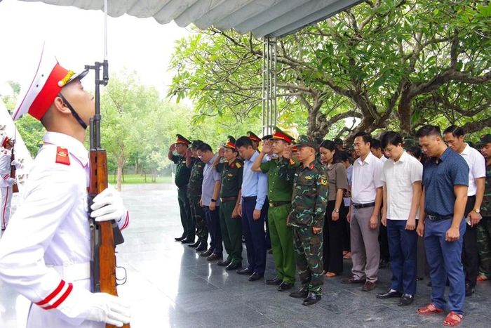Các đại biểu thành kính tưởng nhớ các Anh hùng liệt sĩ trước khi tiến hành lấy mẫu phục vụ giám định ADN