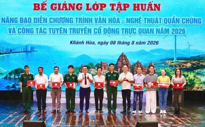 Trao chứng nhận hoàn thành chương trình tập huấn cho các học viên