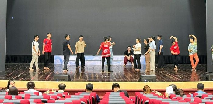 Cán bộ văn hóa cơ sở tập luyện chương trình văn nghệ