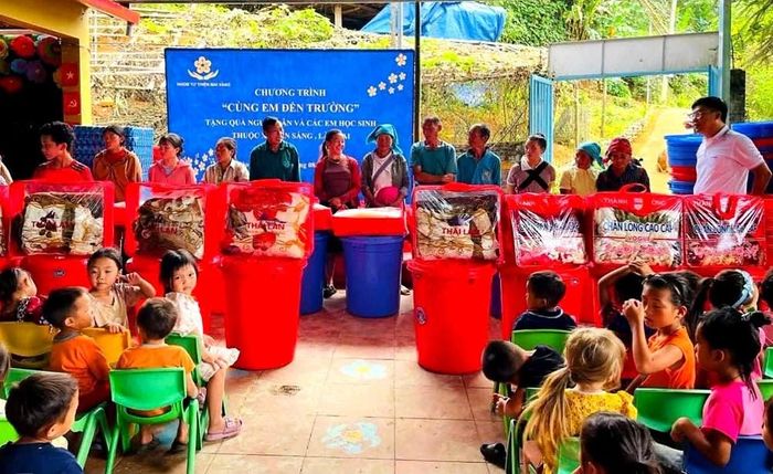 Quà tặng gồm chăn ấm, nhu yếu phẩm cho các hộ gia đình có hoàn cảnh khó khăn và học sinh điểm trường Mà Mù Sử 2