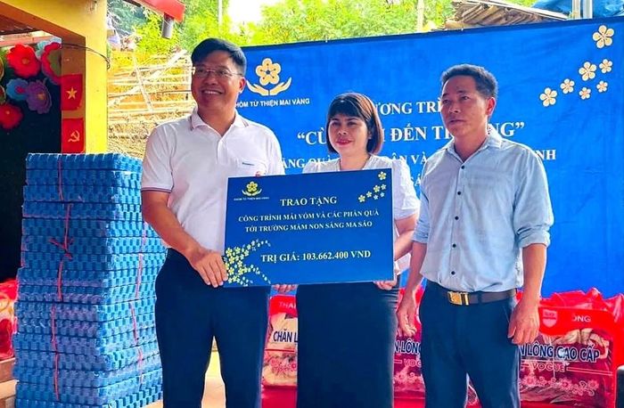 Đại diện Nhóm Từ thiện Mai Vàng trao biển tượng trưng công trình mái vòm và các phần quà ý nghĩa tặng Trường Mầm non Sàng Ma Sáo