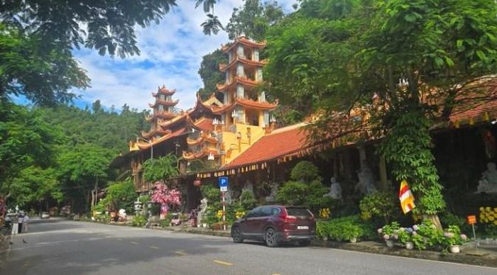 Chùa Hang có thế dựa lưng vào núi, phía trước nhìn ra biển