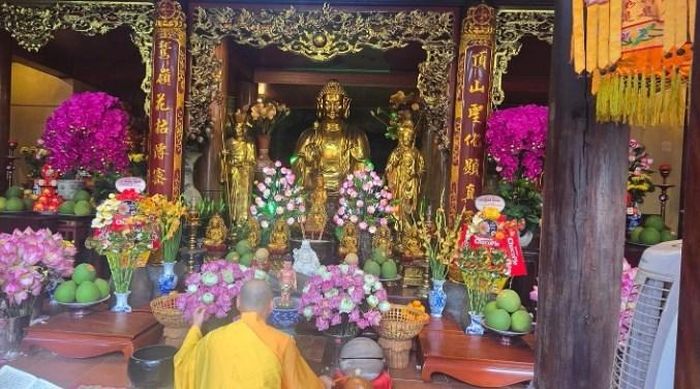 Chùa có bàn thờ đá thờ tượng A Di Đà, bát hương đá xưa, nay vẫn còn