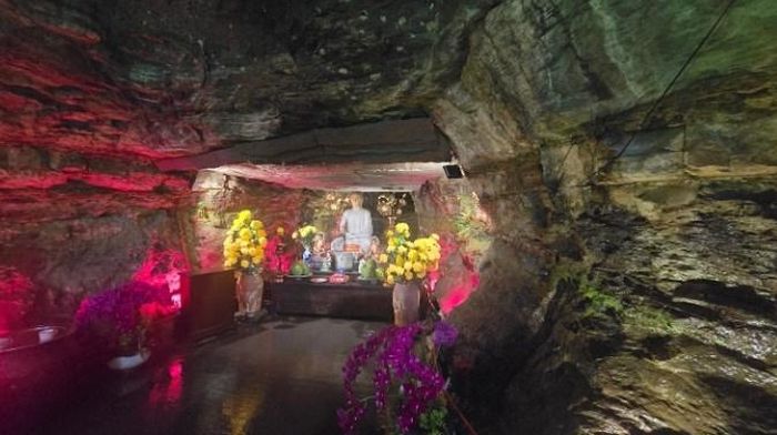 Pho tượng Sư Bần bằng đá trong hang