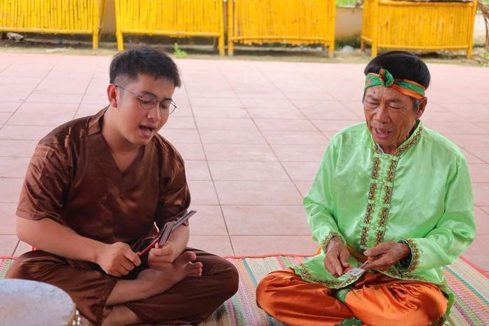 Anh Nguyễn Văn Pháp (bên trái) tích cực học hỏi, thực hành và góp phần đưa nghệ thuật bài chòi đến gần hơn với thế hệ trẻ