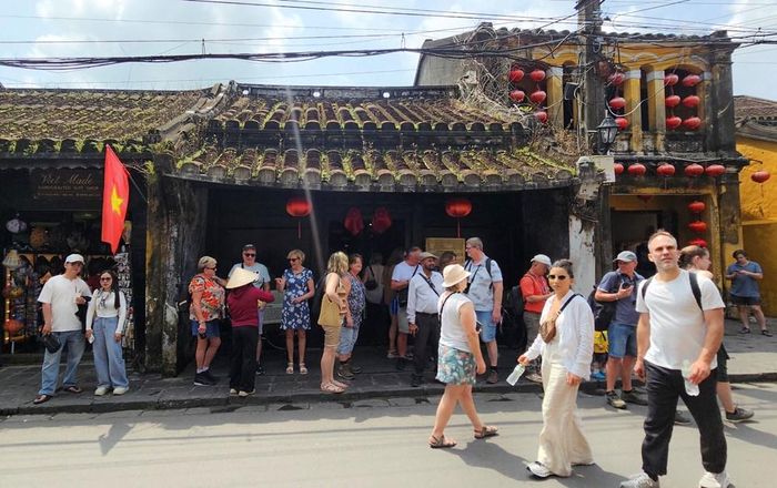 Khách châu Âu tham quan phố cổ Hội An