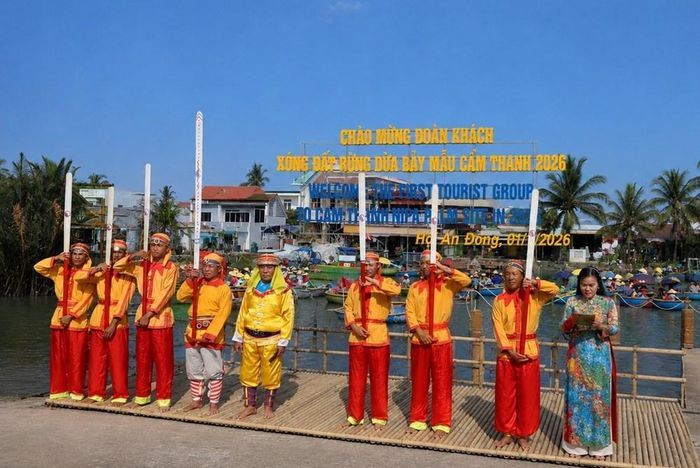 Trình diễn Bả trạo đón đoàn khách "xông đất" tham quan rừng dừa Bảy Mẫu năm 2026