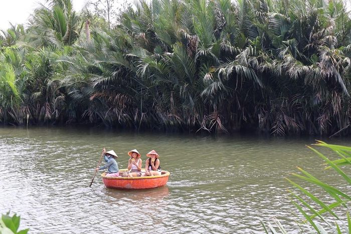 Du khách có thể khám phá hệ thống rạch mương tự nhiên trong hệ sinh thái rừng dừa