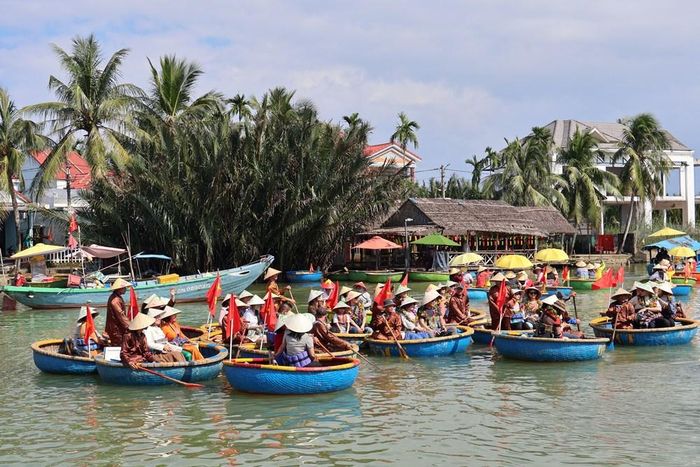 Hoạt động khai thác du lịch bằng thúng chai tại đây đã góp phần tạo việc làm, tăng thu nhập cho người dân địa phương