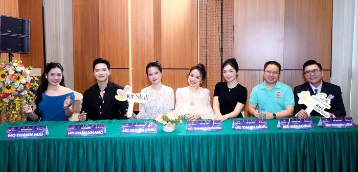 Đội ngũ giám khảo Vòng Tứ kết là những người hoạt động trong lĩnh vực truyền hình, báo chí, dẫn chương trình và nghệ thuật, giàu kinh nghiệm và kiến thức chuyên môn