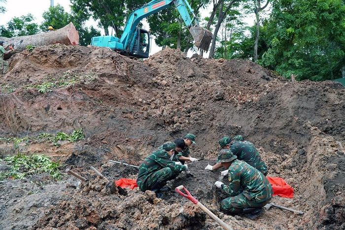 Bộ Tư lệnh Thành phố huy động nhiều phương tiện phục vụ công tác tìm kiếm, quy tập hài cốt liệt sĩ tại Công viên Lê Thị Riêng