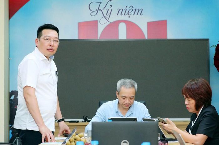 Tổng Biên tập Báo Văn Hóa Nguyễn Anh Vũ trình bày báo cáo tại buổi làm việc