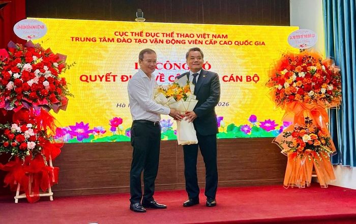 Ông Nguyễn Hồng Minh, Phó Cục trưởng Cục Thể duc Thể thao Việt Nam trao Quyết định bổ nhiệm và tặng hoa cho ông Phạm Hoàng Tùng
