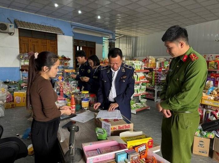 Đội QLTT số 3 phối hợp với lực lượng công an địa phương kiểm tra việc chấp hành quy định pháp luật tại cơ sở kinh doanh thực phẩm đóng gói sẵn. Ảnh: Chi cục QLTT tỉnh Thái Nguyên