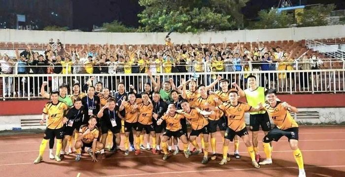CLB Bóng đá Thanh Hóa và người hâm mộ trong một trận đấu tại sân nhà