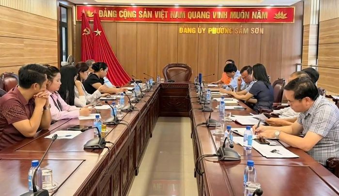 Đại diện Cục Du lịch Quốc gia Việt Nam và phường Sầm Sơn trao đổi giải pháp phát triển du lịch mùa thấp điểm