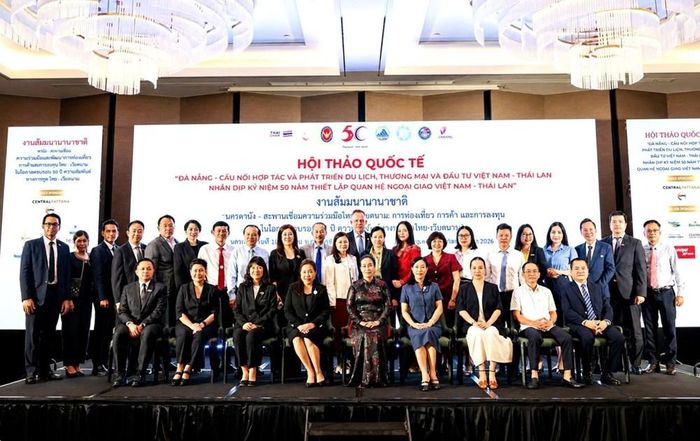Các đại biểu chụp hình lưu niệm tại Hội thảo