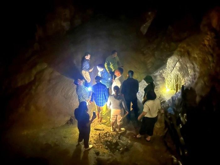 Không gian kì vĩ bên trong hang Ngải Phóng Chồ hứa hẹn sẽ trở thành điểm check-in hấp dẫn của xã Sín Chéng