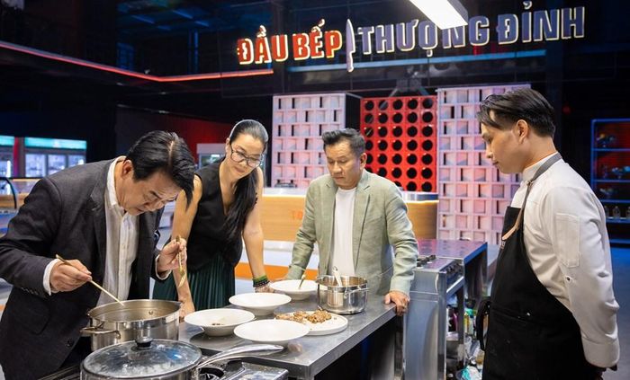 Chef Peter Cường Franklin thị phạm hoàn thành món ăn từ những nguyên liệu dở dang của Chef Việt Hoàng