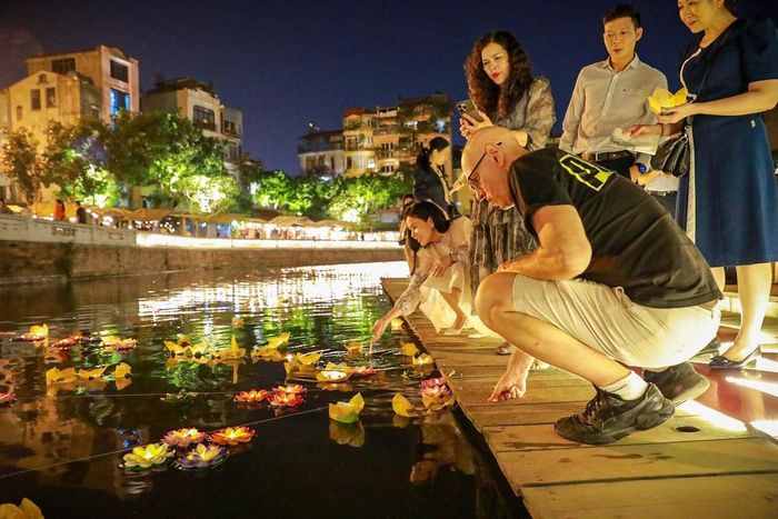Trải nghiệm sản phẩm du lịch “Đêm hội hoa đăng Hồ Văn - Văn Miếu” thu hút người dân và du khách. Ảnh: TTXVN