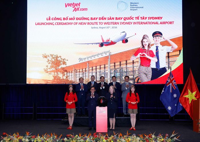 Đại tướng Phan Văn Giang, Uỷ viên Bộ Chính trị, Phó Thủ tướng Chính phủ, Bộ trưởng Bộ Quốc phòng và các đại biểu chứng kiến Lễ công bố mở đường bay đến sân bay quốc tế Tây Sydney của Hãng hàng không Vietjet Air