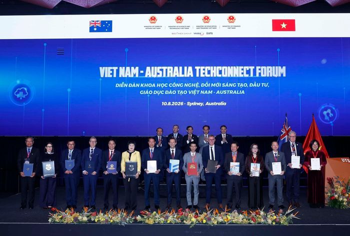 Đại tướng Phan Văn Giang, Uỷ viên Bộ Chính trị, Phó Thủ tướng Chính phủ, Bộ trưởng Bộ Quốc phòng và các đại biểu chứng kiến Lễ trao các văn kiện hợp tác giữa Việt Nam – Australia