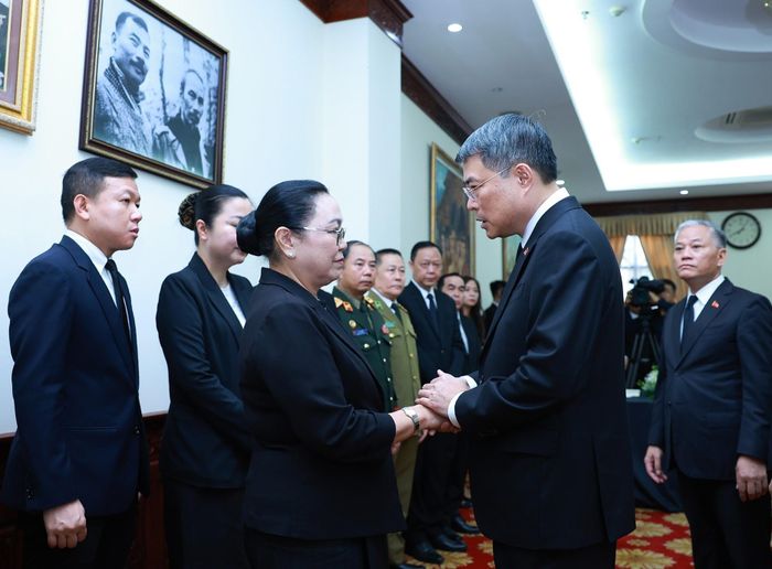 Thủ tướng Lê Minh Hưng chia sẻ với cán bộ Đại sứ quán và nhân dân Lào. Ảnh: Dương Giang – TTXVN