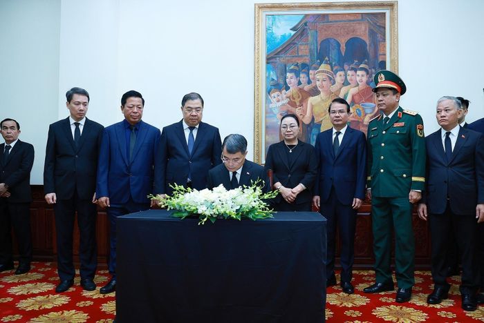 Thủ tướng Lê Minh Hưng ghi sổ tang, viếng Chủ tịch Quốc hội Lào Xaysomphone Phomvihane. Ảnh: Dương Giang – TTXVN